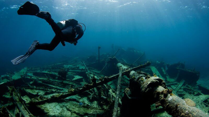 DIve down to sunken shipwrecks